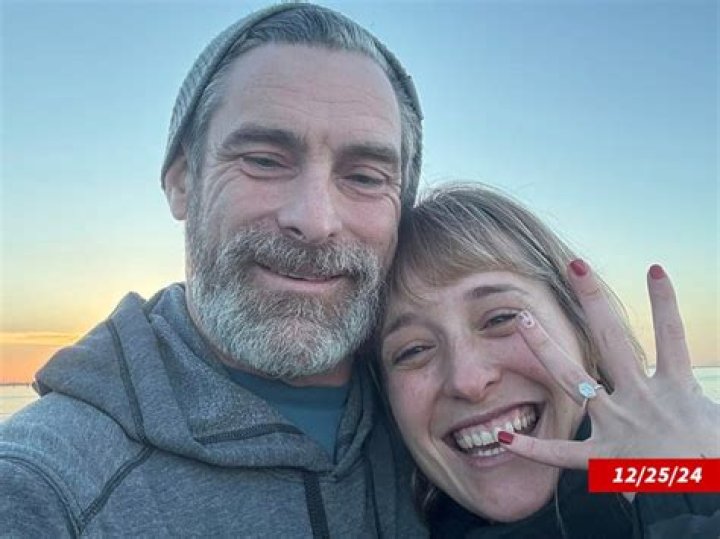 Allison Mack Height, Weight, Age, Boyfriend, Family, Facts, Biography