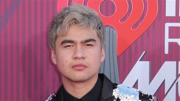 Calum Hood Calls Out Fans For Mocking His Single Status: Tweet – Hollywood Life