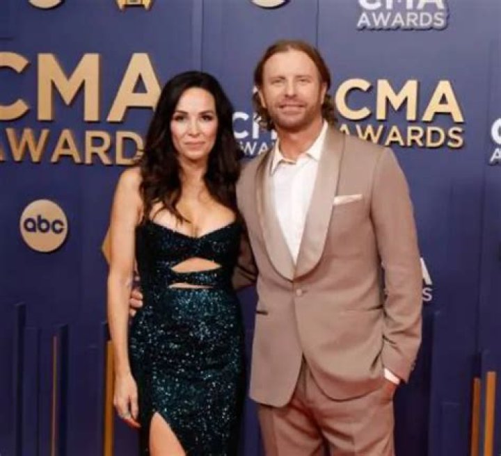 Dierks Bentley - Bio, Age, net worth, weight, height, Wiki, Facts and Family