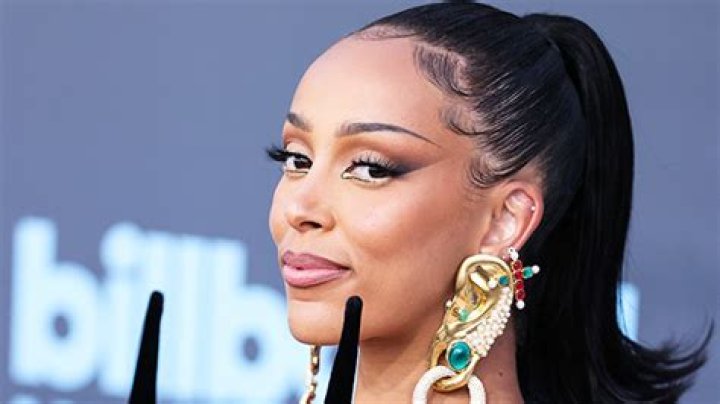 Doja Cat Shows Off Shaved Head & Shaves Her Eyebrows: Photos – Hollywood Life