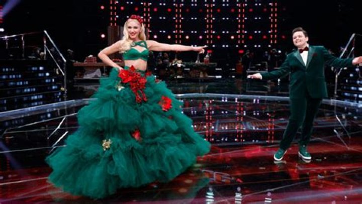 Gwen Stefani Slays In Holiday Green Crop Top & Massive Skirt During ‘The Voice’ Finale – Pics