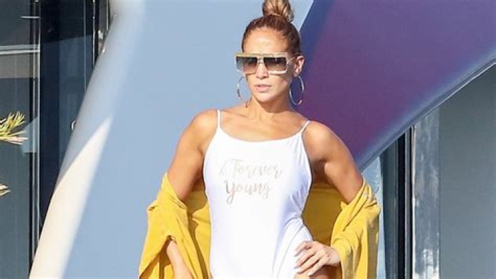 Jennifer Lopez Shows Off Abs In A Tiny White Bikini – See Pic – Hollywood Life