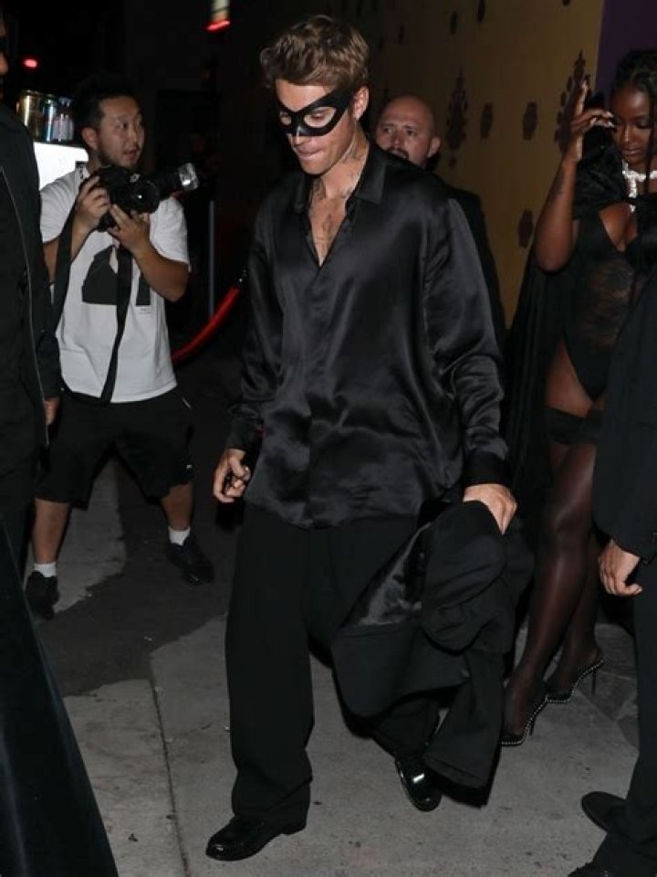 Justin Bieber’s Sexy Beach Date – Hollywood Life