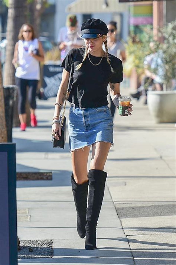 Miley Cyrus’s Long Legs In Denim Mini Skirt — See Outfit – Hollywood Life