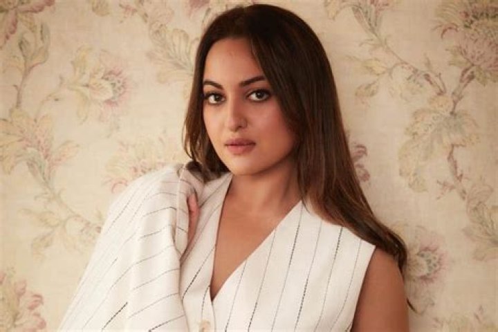 Sonakshi Sinha - Bio, Age, Wiki, Facts and Family