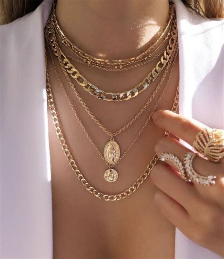 This Stylish Gold Layered Necklace With Over 6k Reviews Looks Just Like Hailey Baldwin’s & Is Under $20